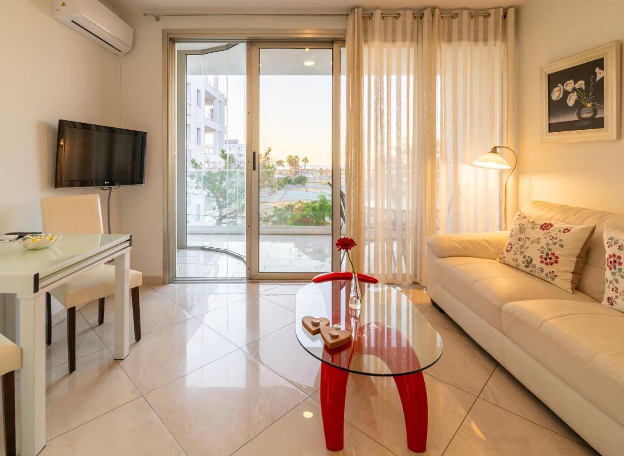 Mesogios House Suites Larnaca Esterno foto